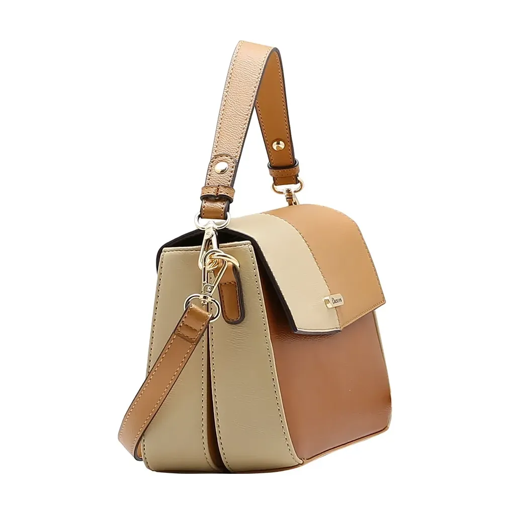 Bolsa Chenson Patchwork vista lateral mostrando alça curta e alça longa removível com acabamento metálico dourado.